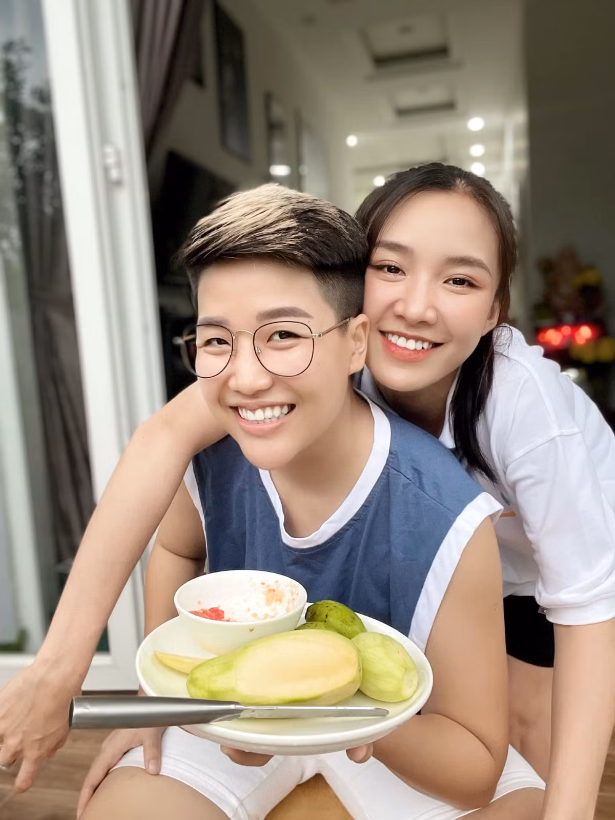 Vợ chồng ca sĩ Tú Tri hạnh phúc khi giãn cách xã hội.