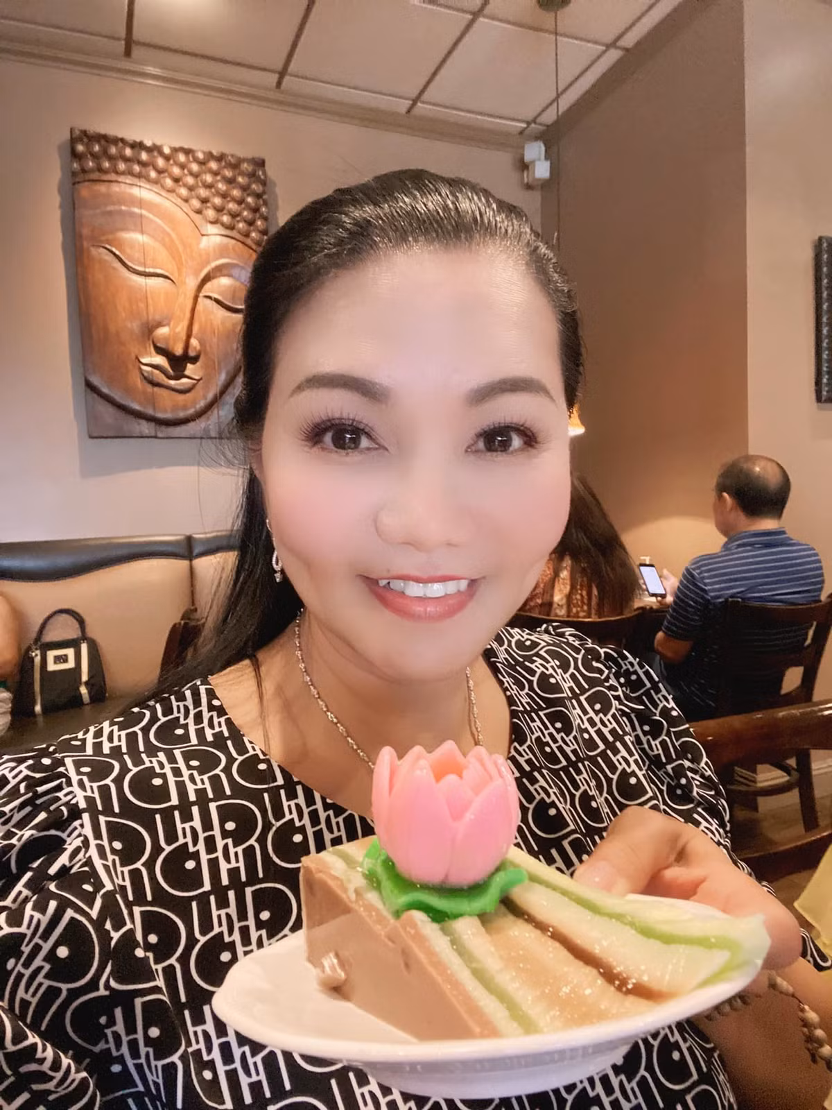 Nghệ sĩ Ngọc Huyền khoe bánh ngọt.