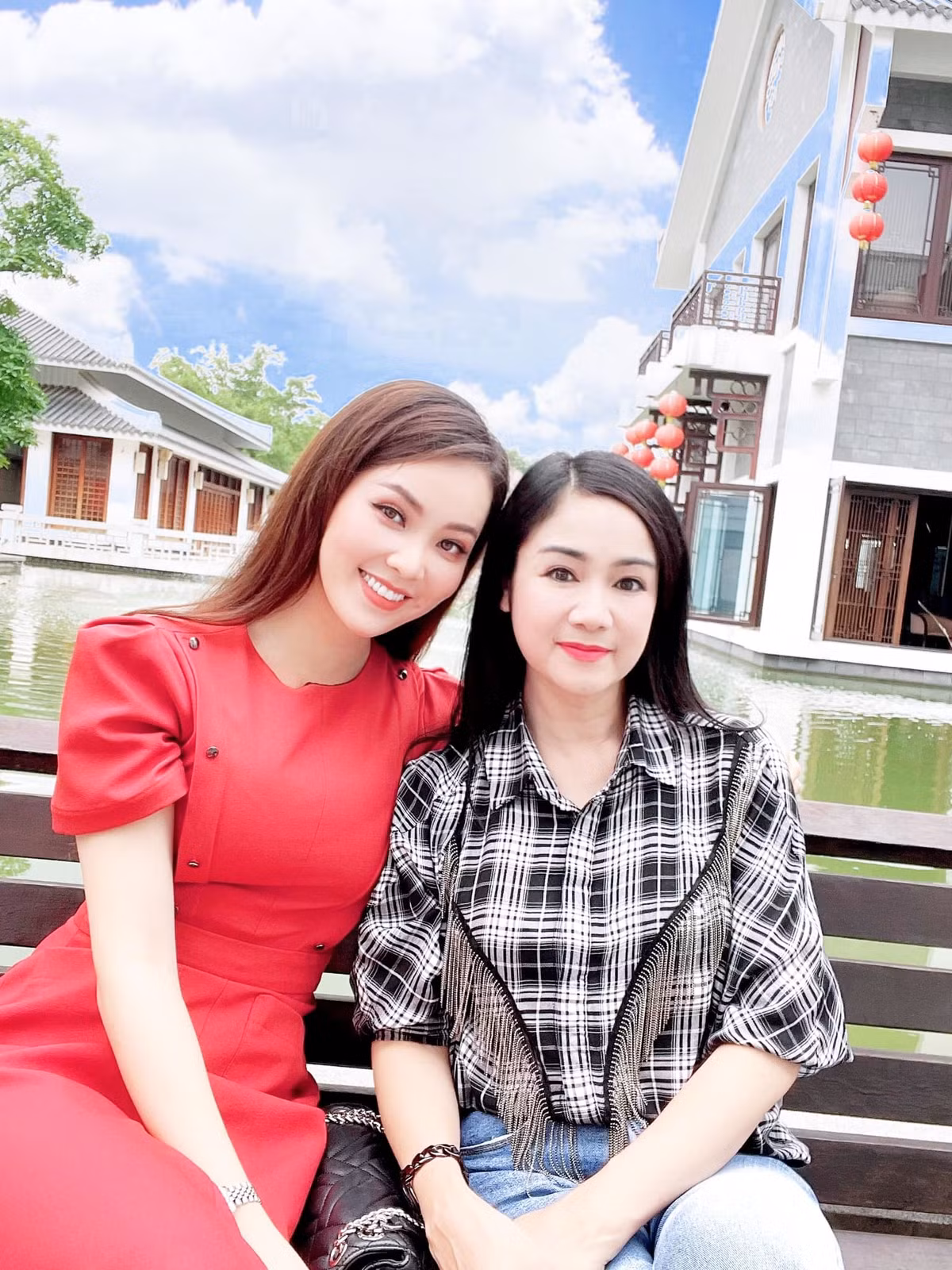 NSND Thu Ha xinh dep tre trung du hon MC Thuy Van 17 tuoi