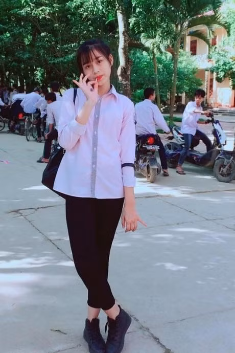 Cô nàng ăn mặc giản dị nhưng luôn nở nụ cười rạng rỡ.