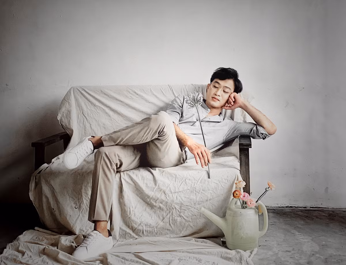 Bất ngờ nhất là Doãn Quốc Đam trong tạo hình không khác gì các soái ca trong phim Hàn được anh chia sẻ gần đây. Thậm chí diễn viên Đình Tú còn vào bình luận rằng sao giống mình thế.
