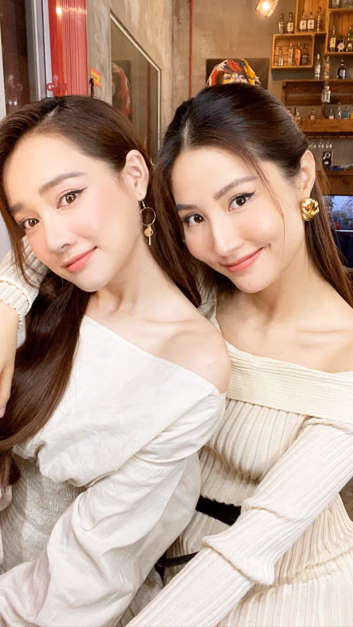 Đăng ảnh xinh đẹp bên Nhã Phương, Diễm My 9X chú thích: "Bé My và bé Bi, cưng nhau chẳng hề chi". Cô mong mau hết dịch để gặp lại bạn thân.