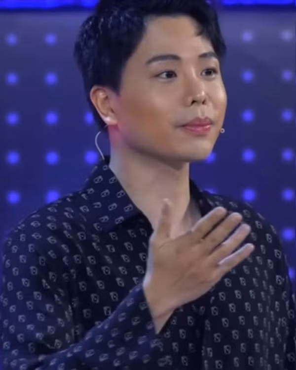 Trong chương trình Giọng ải giọng ai, Trịnh Thăng Bình đã vô tình trở thành tâm điểm bàn tán với gương mặt trang điểm “sến” khó hiểu, đặc biệt là vùng phấn mắt màu hồng không hề liên quan đến lớp nền tone nâu nam tính.