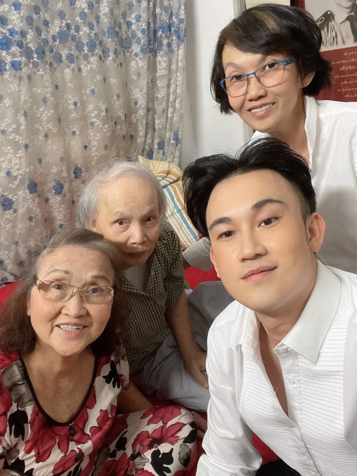 Dương Triệu Vũ chia sẻ khoảnh khắc hạnh phúc khi quây quần bên bố mẹ.