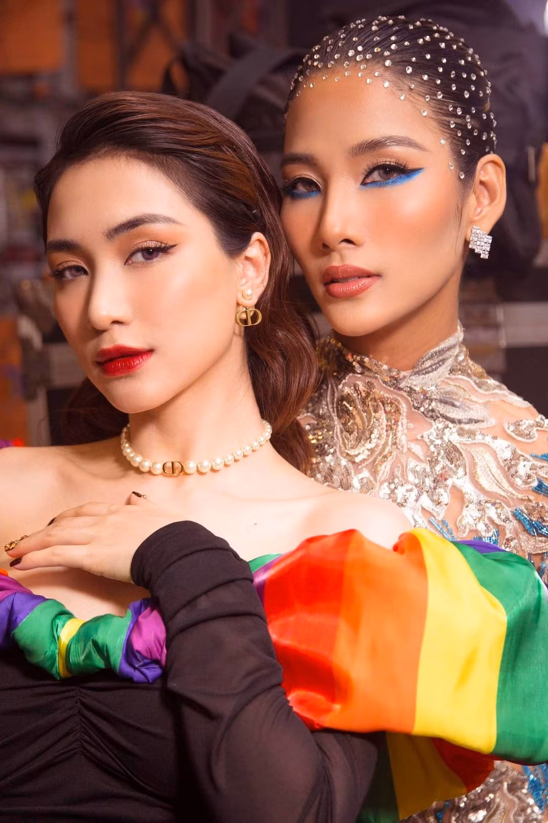 Đăng ảnh bên Hoàng Thuỳ, Hoà Minzy hài hước: "Trời tưởng chị Thuỳ cao lắm, tui thấp hơn chị Thuỳ có xíu đầu nè mọi người".
