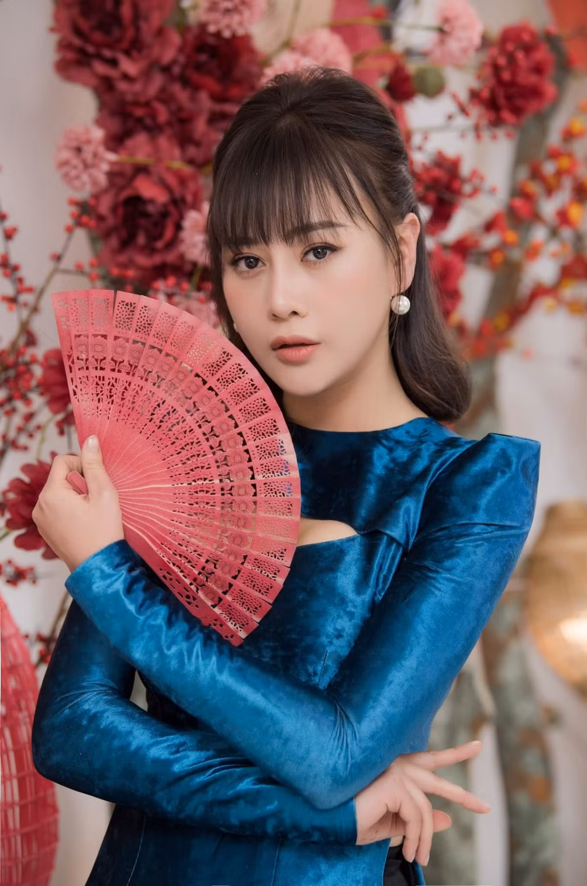 Phương Oanh xinh đẹp trong loạt ảnh mặc áo dài cách điệu. 