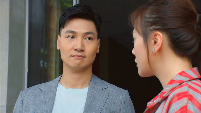 Tuy nhiên khi cả 2 giáp mặt, Long vẫn rất bảnh bao với kiểu phối áo phông trắng với blazer ghi...