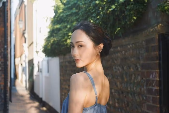 Ngoài ra, Thiệu Sơ còn có tài năng vẽ tranh. "Tranh của tôi thường vẽ về chủ đề tình cảm hoặc những đề tài phụ nữ quan tâm. Một số bức tranh của tôi cũng đã được triển lãm ở các trường học tại Anh mà tôi từng theo học", nàng Á hậu tiết lộ.