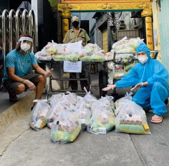 Viet Huong ke noi kho lam tu thien, bi dan nem gach vao nha-Hinh-4
