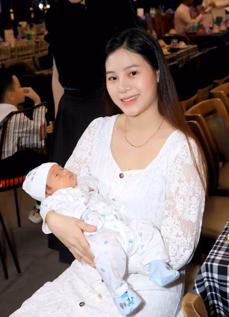 Luong Gia Huy lan dau cong khai vo kem 18 tuoi va con trai-Hinh-3