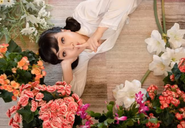 Nghệ sĩ Vân Dung khuyên các chị em: "Đã sinh ra là phụ nữ, thì nhất định phải sống rực rỡ như những đóa hoa".