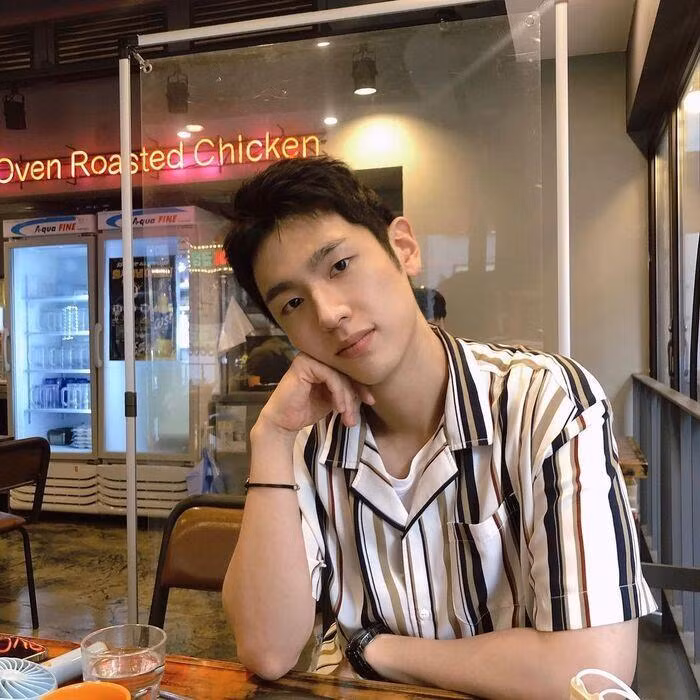 Lee Jung Jun sinh năm 1999, là một nam diễn viên mới toanh của làng giải trí Hàn. Anh chàng sở hữu chiều cao ấn tượng 1m82, vóc dáng cân đối và gương mặt ưa nhìn.