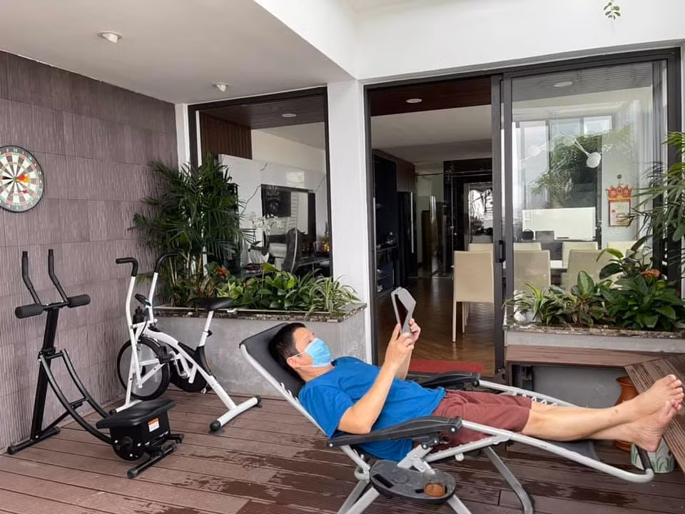Chí Trung đeo khẩu trang ngay cả khi ở nhà một mình.
