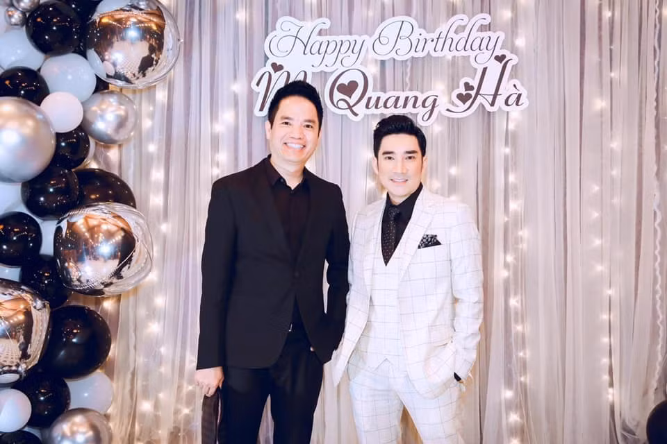 Quang Hà bên Quang Cường.