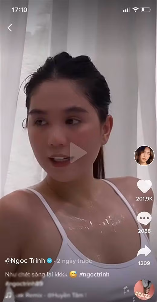 Trong clip, diện bộ đồ tập bó sát, dân tình lại phát hiện ra không chỉ vòng eo con kiến biến mất mà giờ đây bắp tay cô cũng đã to lên thấy rõ, trông đô con và vâm hơn đáng kể.