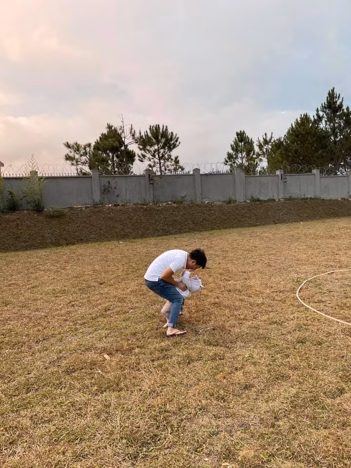 Trường Giang gây chú ý với bức ảnh chơi đùa cùng con gái cưng. Anh tiết lộ: "Tết này sẽ dành hết thời gian cho con gái".