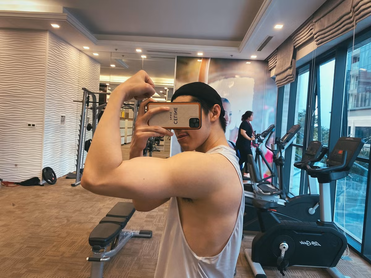 Noo Phước Thịnh chia sẻ bức ảnh thay đổi rõ rệt sau thời gian tích cực tập thể thao kèm những dòng triết lý: "Chả nghĩ đến một ngày lại lao đầu vào gym đến giai đoạn này có một vài thay đổi trong tư duy và cách sống. Không còn thích sôi nổi, bon chen, không còn quá nhiều những thắc mắc, bỡ ngỡ với những vận hành của xã hội. Chưa bao giờ lại thấy mình bình ổn như lúc này. Báu vật lớn nhất đối với mình lúc này chính là lòng tin vào bản thân, sống thật đáng và không còn điều gì để hối tiếc".