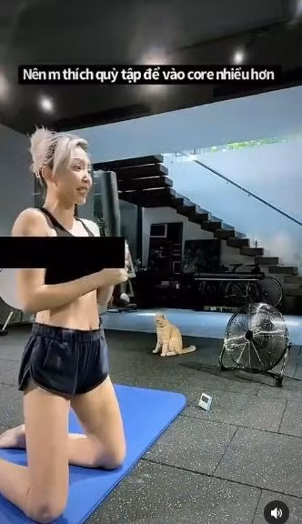 Có lẽ chính Tóc Tiên cũng nhận ra điều này nên từ giữa clip cô đã phải dùng icon để che đi vòng 1 "nhảy lên nhảy xuống" của mình.