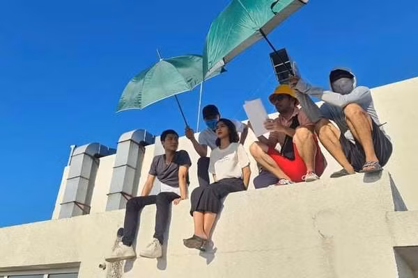 Ê kíp đoàn phim Điều em chưa biết cũng đang phải làm việc dưới trời nóng đỉnh điểm của Hà Nội để kịp phát sóng vào tháng 7 tới. Ở cảnh quay này, Thanh Sơn và Khả Ngân phải ngồi diễn trên khối bê tông nóng rực. Cả ê kíp phải hỗ trợ che ô cho diễn viên.