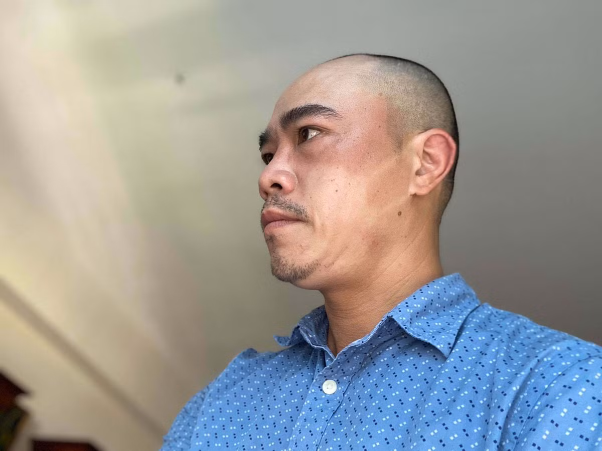 Quay phim Vũ Trung Kiên cháy nắng vì quay phim nhiều giờ dưới cái nắng bỏng rát ngoài trời thực tế có thể lên đến 50-60 độ C. Những người đứng sau máy quay cũng vất vả không kém các diễn viên.