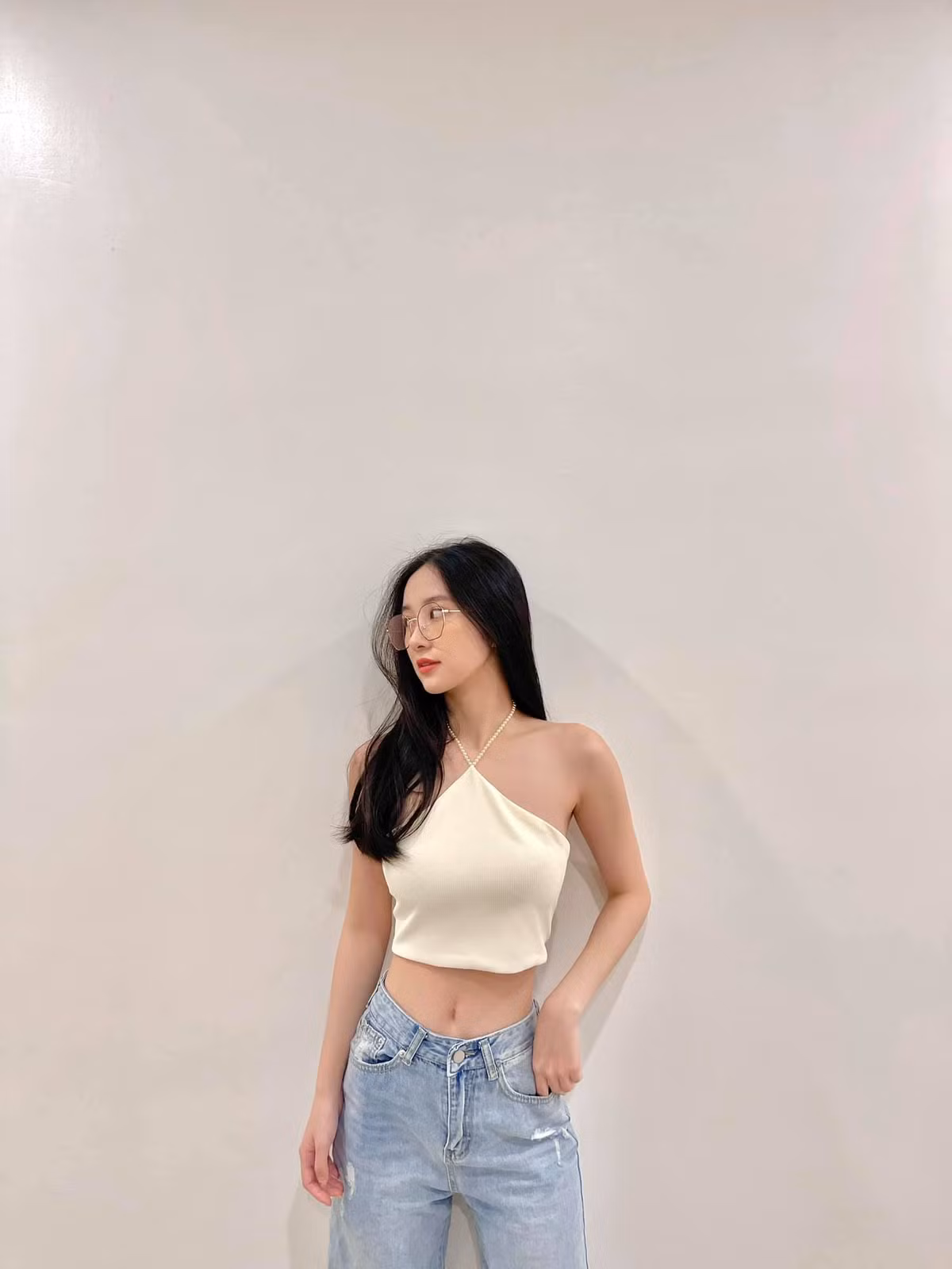 Jun Vũ lạ lẫm khi đeo kính.