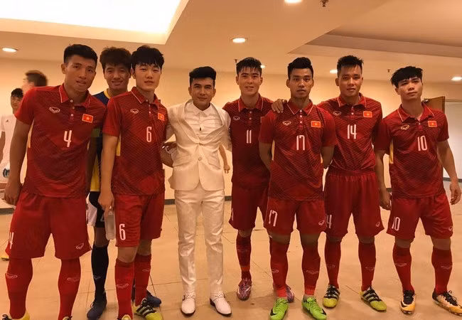 Đan Trường đăng ảnh cùng các tuyển thủ Việt Nam nhân dịp đội nhà chiến thắng 4-0 trước đối thủ Indonesia.