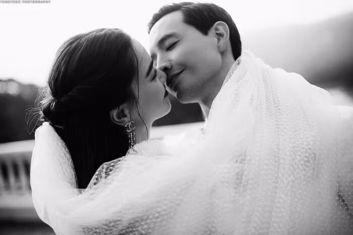 Đi kèm bộ ảnh, Hà Hồ chú thích: "Cần một bờ vai ấm cho em ngủ say, 4 năm nay em ngủ như nghé nghĩa là anh cho em bình yên.