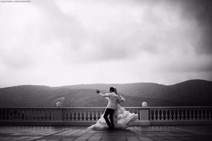"Thời gian trôi nhanh thật, mới còn ngại ngùng đùng cái thêm mấy đứa con. 2 đứa mình vẫn cười, vẫn trò chuyện, vẫn thương và chia sẻ mọi thứ, cần thế thôi là đủ. Chúc cho chúng ta thật nhiều sức khoẻ, vì đó là thứ mà trước khi đi ngủ anh và em vẫn thường nắm tay cùng cầu nguyện!".