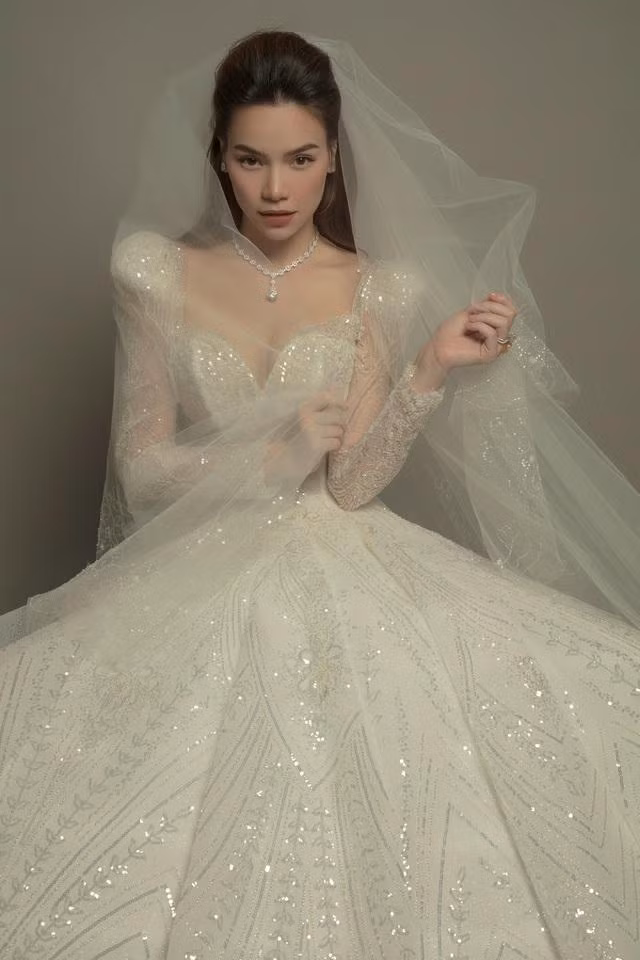 Cô dâu lộng lẫy trong bộ váy cưới công chúa cổ tích.