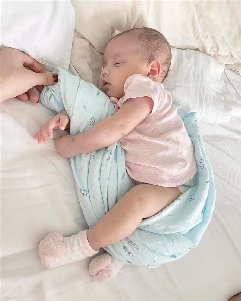 Áo hồng xuyệt tông với tất hồng, đính kèm trái tim xinh xắn.