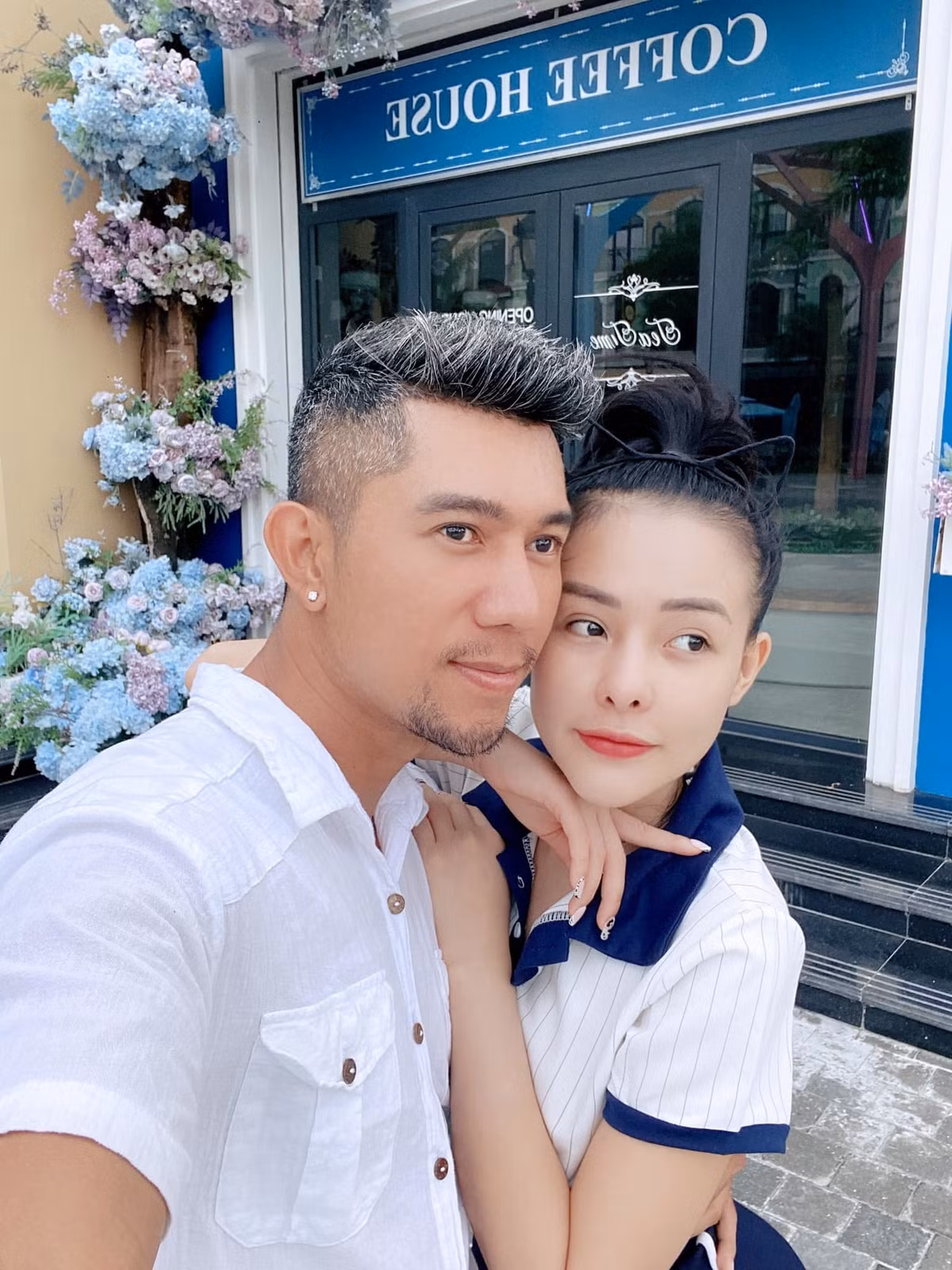 Lương Bằng Quang và bạn gái tình tứ bên nhau.