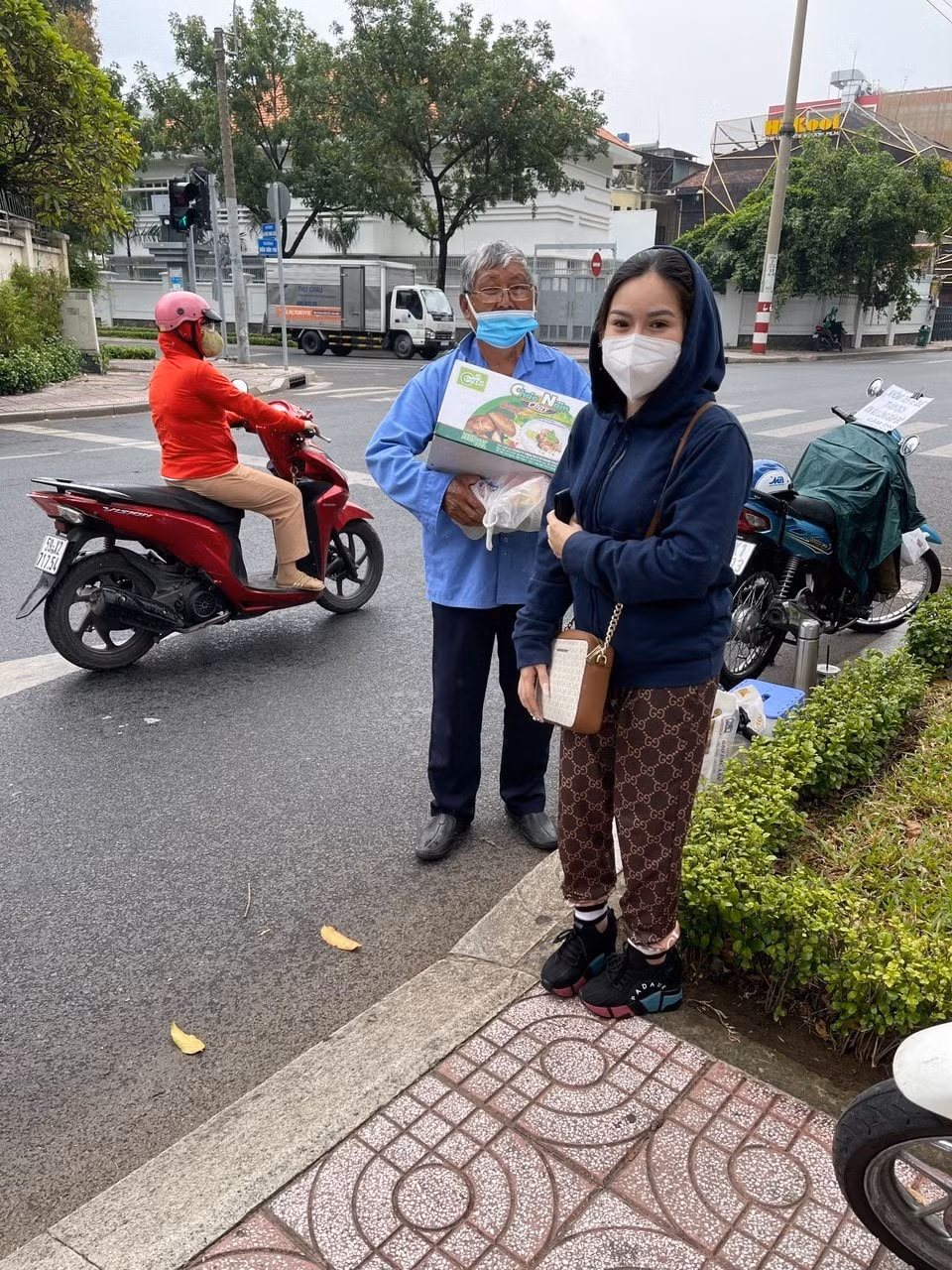 Bình Tinh dành ngày đầu tuần trao mì gói, trứng và tiền mặt cho một số người nghèo ở quận 4, TP.HCM.