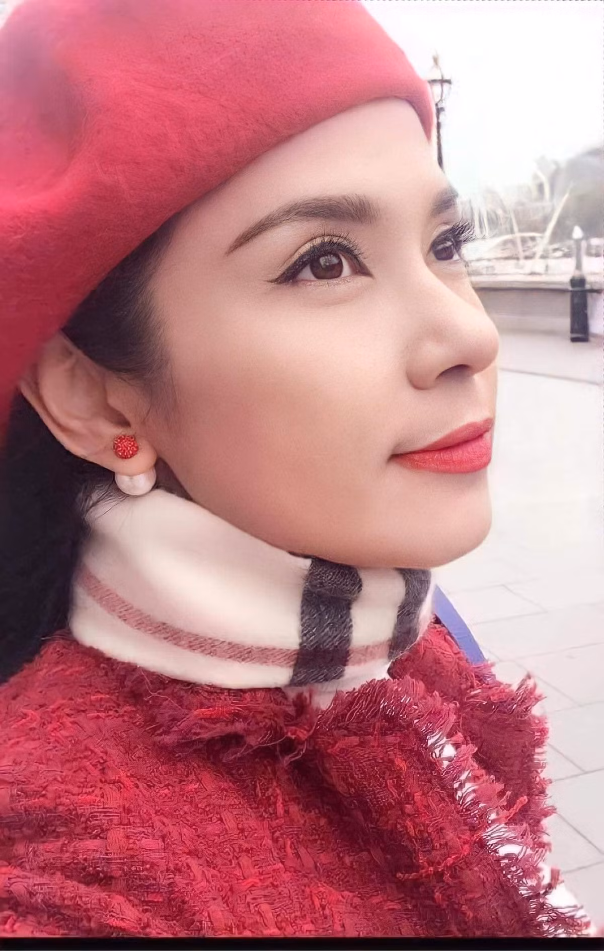 Việt Trinh xúc động khi có những người quen dù không phải ruột thịt nhưng rất quan tâm, yêu thương cô.