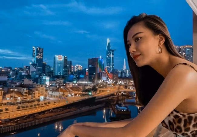 Kim Duyên nhớ khoảnh khắc Sài Gòn rực rỡ ánh đèn về đêm.