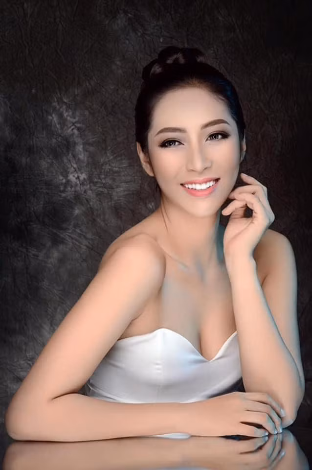 Sau nhiều năm đăng quang, Hoa hậu Đại dương mới đây chia sẻ câu chuyện phẫu thuật thẩm mỹ. Cụ thể, Đặng Thu Thảo thường được hỏi có phẫu thuật thẩm mỹ hay không. "Em xác nhận là em có phẫu thuật thẩm mỹ răng. Công nhận lúc đăng quang răng em xấu thật", người đẹp thẳng thắn.