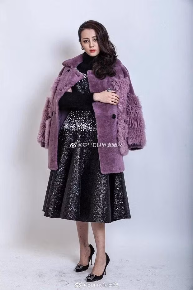 Địch Lệ Nhiệt Ba đã hết thời kì đỉnh cao, nhan sắc cũng lão hóa theo thời gian. Bộ ảnh thời trang với loạt trang phục cộng thêm tuổi cho mỹ nhân xứ Trung.