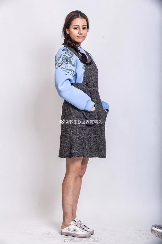 Mới đây, 1 blogger đình đám xứ Trung bất ngờ chia sẻ loạt ảnh không chỉnh sửa của nàng "Phượng Cửu". Dân tình choáng toàn tập với những tấm hình chụp cận cảnh nhan sắc làm lộ vô số khuyết điểm. Làn da sần sùi, nhiều vết thâm, lộ rõ nếp nhăn ở bọng mắt và quanh miệng khiến Nhiệt Ba trông như một "bà thím". Người hâm mộ không còn nhận ra thần tượng của mình.