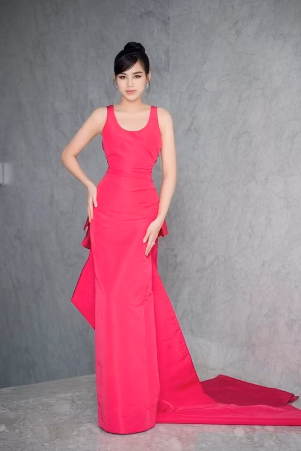 Mới đây, Hoa hậu Đỗ Thị Hà, Hoa hậu Lương Thùy Linh và Á hậu Phương Nga có dịp hội ngộ tại một chương trình truyền hình. Hoa hậu Việt Nam 2020 Đỗ Thị Hà lựa chọn chiếc đầm màu hồng cánh sen nổi bật tôn vóc dáng đồng hồ cát.