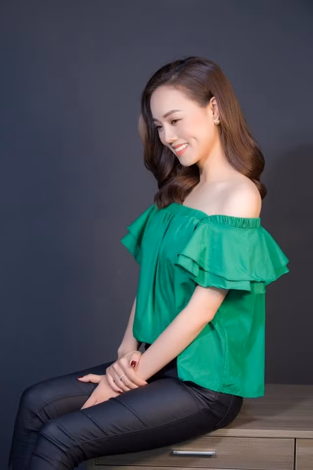 Bà xã Công Lý viết: "Nhìn xa thì thấy dễ thương / Nhìn gần mới thấy nên thương cả đời".