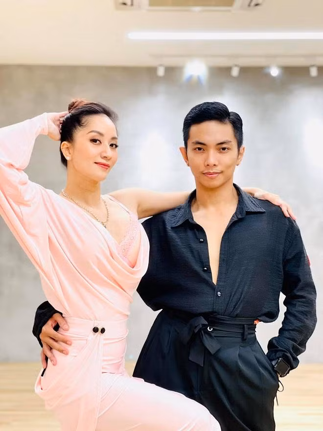 Khánh Thi lên tiếng nguyên nhân livestream khóc lóc trong đêm Khanh Thi len tieng nguyen nhan livestream khoc loc trong dem
