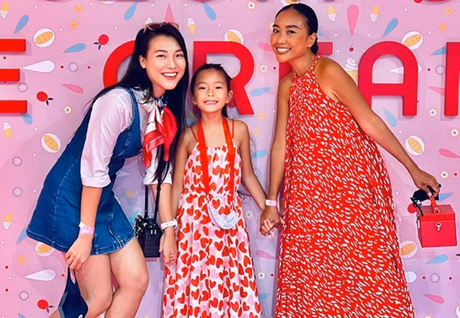 MC Hoàng Oanh vui mừng vì hội ngộ mẹ con Đoan Trang trong một sự kiện tại Singapore.