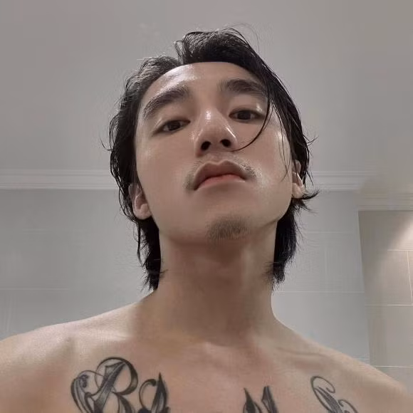 Sơn Tùng M-TP gây chú ý với hình ảnh để râu phong trần so với mọi ngày.