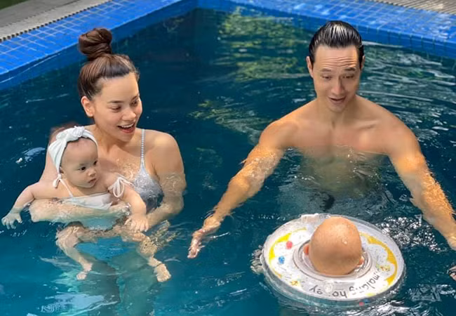 Sao Việt hôm nay 18/6: Hồ Ngọc Hà chia sẻ cả gia đình quây quần bên hồ bơi. Nữ ca sĩ và ông xã Kim Lý tranh thủ những ngày giãn cách xã hội để tập bơi cho các con. Đôi song sinh Leon và Lisa tiếp tục chiếm trọn sự quan tâm của mọi người. Nữ ca sĩ tếu táo cho biết từ ngày có hai con khiến vợ chồng cô bị "lu mờ".