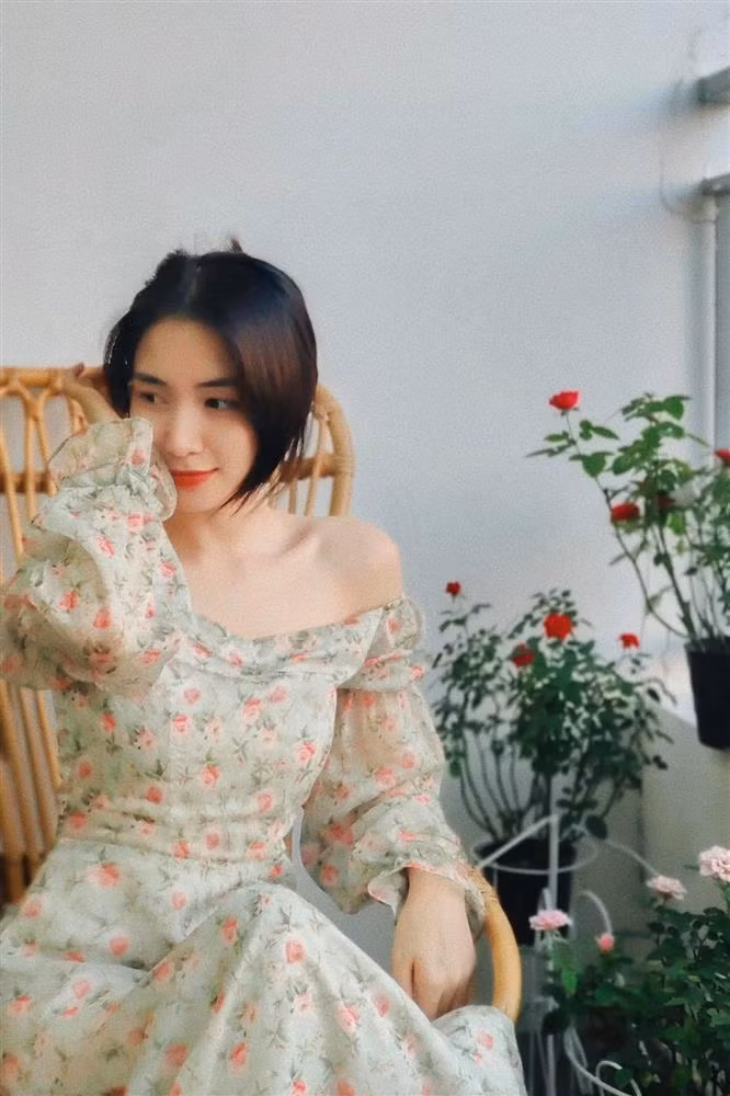Mặc dù bị rạn rất nặng nhưng mẹ bỉm Hòa Minzy vẫn tự tin với cơ thể của mình.
