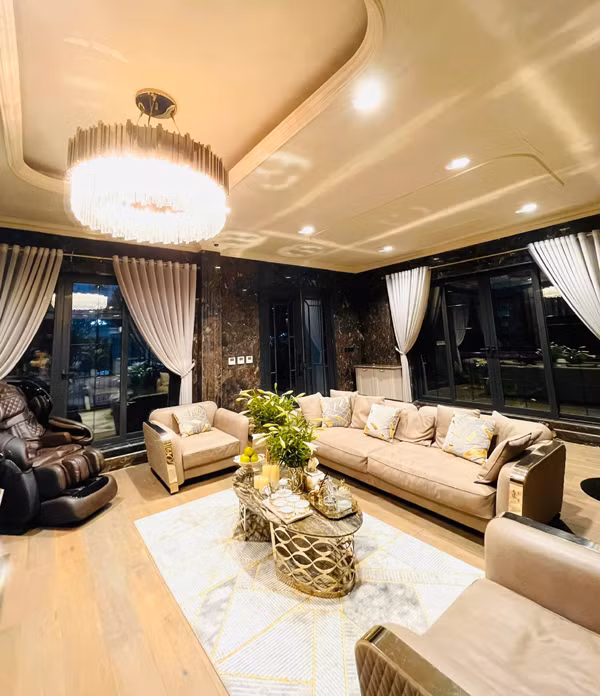 Chồng Lã Thanh Huyền là một doanh nhân giàu có nên việc cô có nhiều bất động sản và là đại gia trong giới nghệ sĩ là điều hiển hiên. Đây là một góc trong phòng khách ở biệt thự của Lã Thanh Huyền. Qua đó, để thấy chồng cô không chỉ quan tâm chia sẻ với vợ việc nhà mà còn rất giàu có.