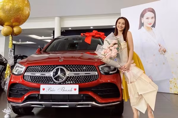 Thời gian trước, trên trang cá nhân, Bảo Thanh đã khiến hội chị em phải ghen tị khi tiết lộ vừa được chồng tặng hẳn một chiếc xe sang xịn có giá lên tới cả tỷ đồng. Cô đăng tải hình ảnh chụp bên trong chiếc xe cùng dòng chú thích: “Niềm vui nhân đôi, nỗi buồn vơi sạch. Có ai chiều em như Nguyễn Đức Thắng (tên chồng của Bảo Thanh)”.