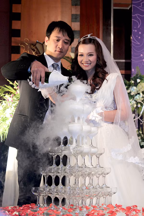 Năm 2011, Lã Thanh Huyền lên xe hoa cùng chồng có gia thế "khủng". Anh hơn cô 12 tuổi, tuy vẻ ngoài lạnh lùng nhưng theo người đẹp họ Lã tiết lộ anh lại cực kỳ ấm áp và tốt bụng. Mới đây, chia sẻ với VietNamNet, Lã Thanh Huyền tiết lộ: "Anh xã là người đã hỗ trợ tôi rất nhiều. Anh ấy bận hơn tôi nhưng tôi thấy rất may mắn khi mình có một gia đình hạnh phúc. Anh ấy rất thông cảm và thấu hiểu khi tôi bước chân vào công việc kinh doanh. Anh ở bên và cho tôi rất nhiều lời khuyên, động viên có cả sự dìu dắt nữa".