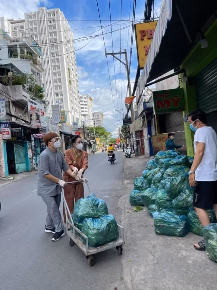Vợ chồng Khánh Đơn tặng lương thực, thực phẩm cho người khó khăn.