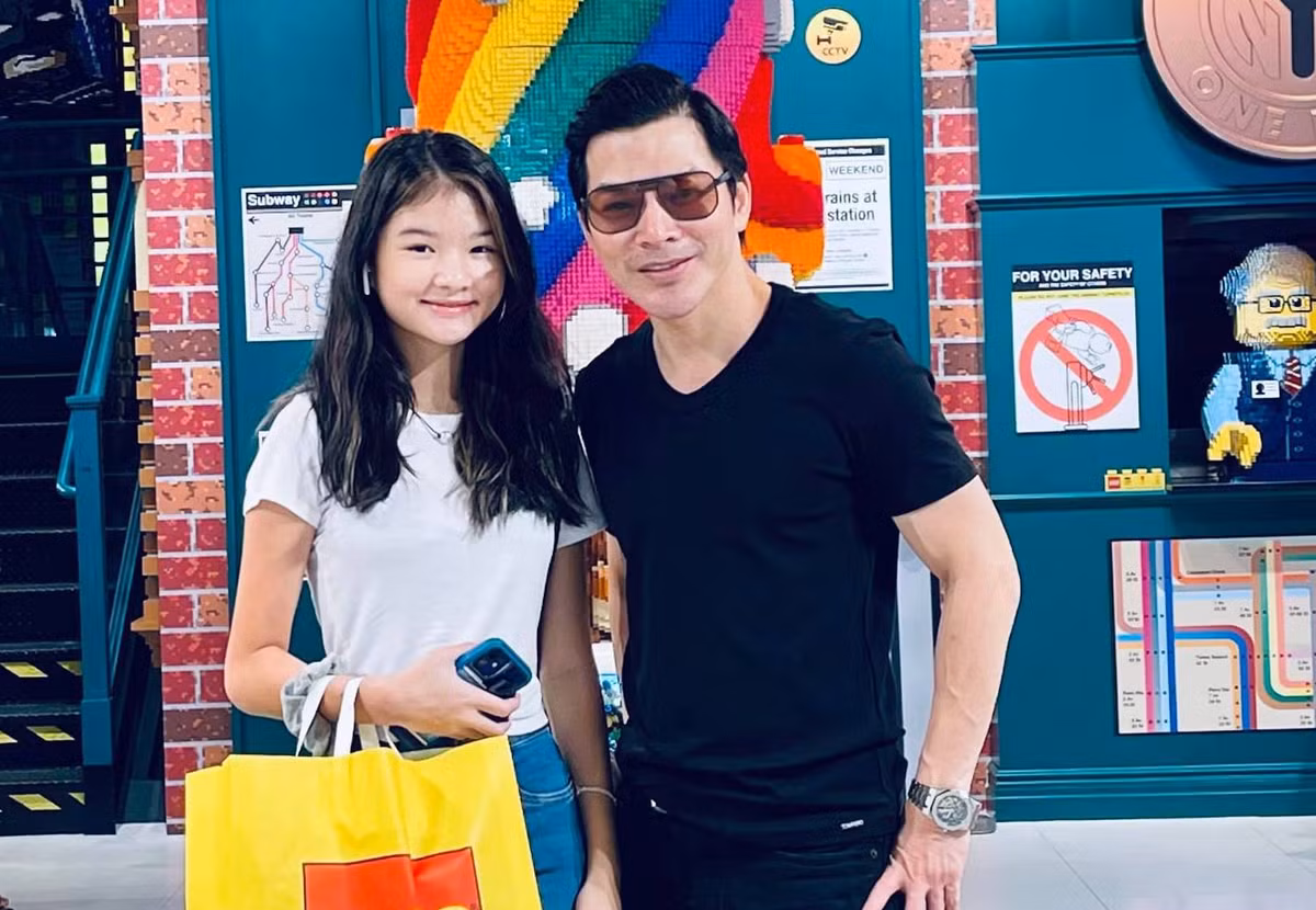 Con gái của Trương Ngọc Ánh - Trần Bảo Sơn tuổi 13 cao gần 1m70 đang có những ngày vui vẻ bên nước Mỹ để thăm ông bà nội.