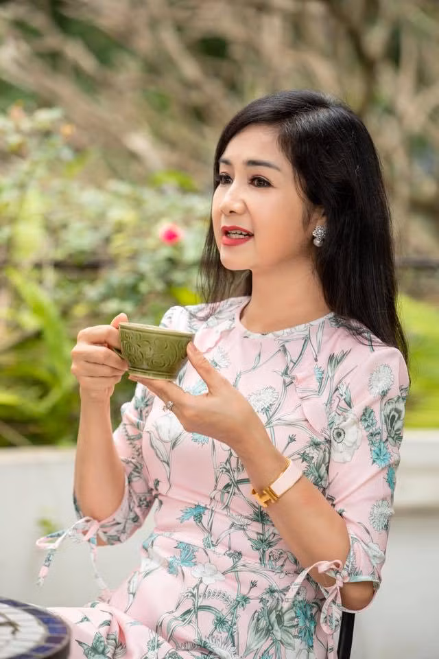 Tuy nhiên cũng rất nhiều người nói tôi trẻ hơn tuổi. Tôi không có bí quyết gì cả ngoài việc vô tư sống. Là phụ nữ đương nhiên ai cũng phải quan tâm đến việc chăm sóc sắc đẹp. Điều tôi quan tâm hơn cả đấy chính là phong thái. Tôi hay mặc đồ trẻ trung hơn nên mọi người thấy vậy". 